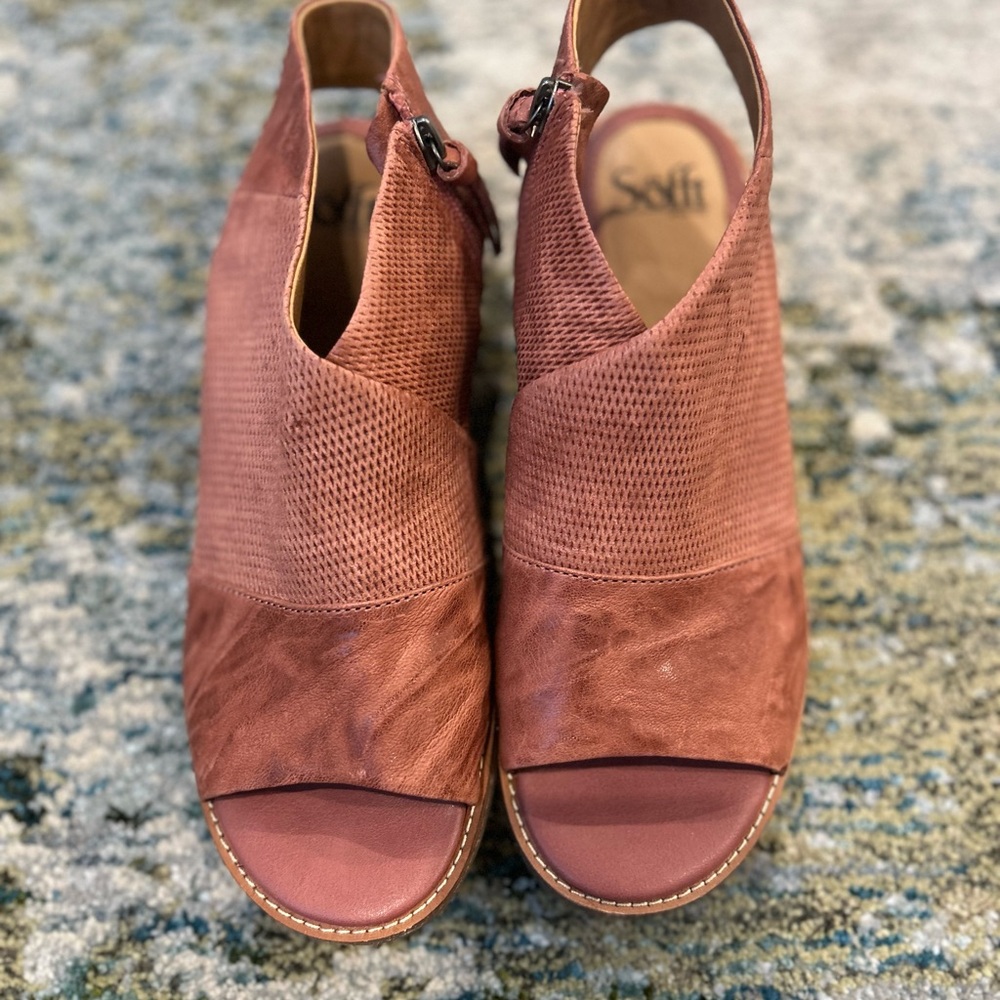 Sofft Cognac Leather Mules with Peep-Toe Design